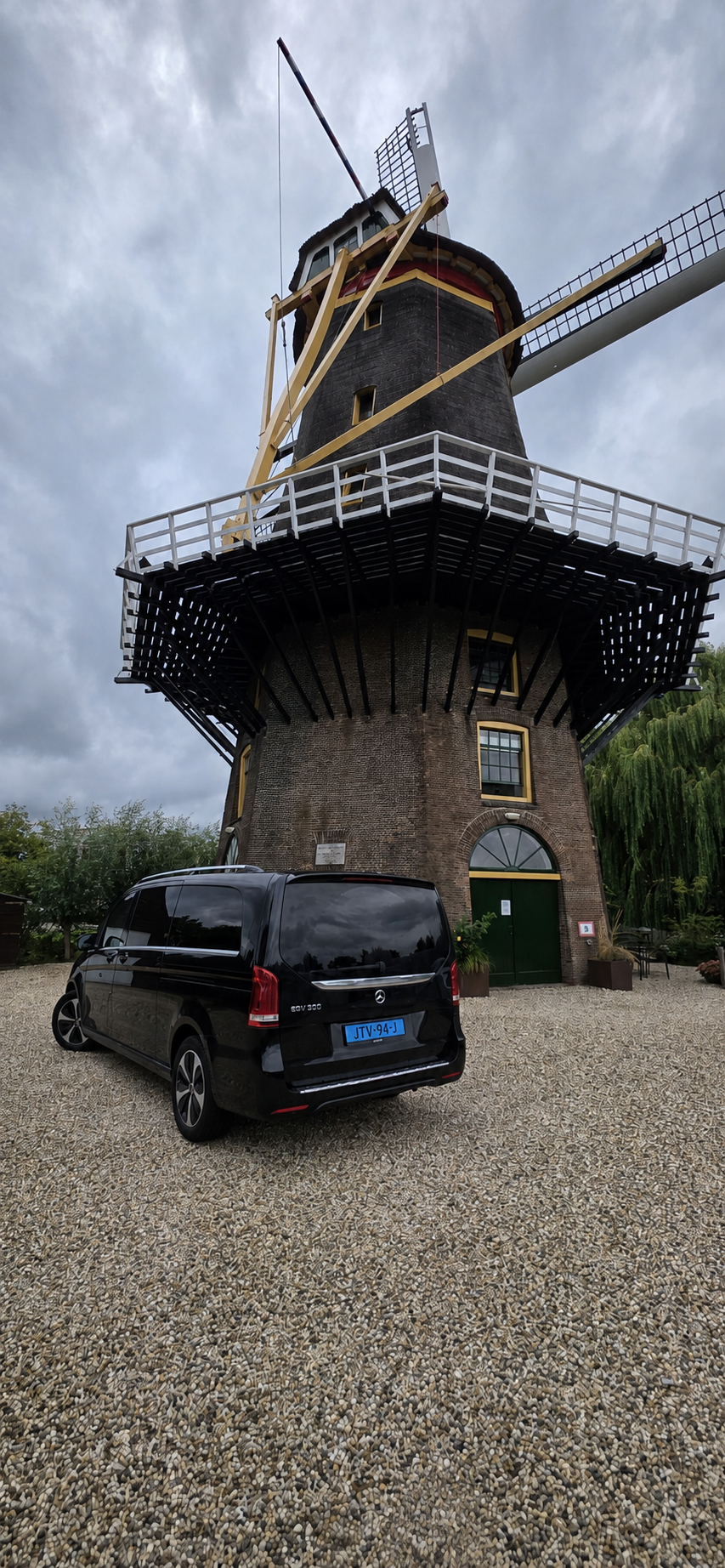Mercedes EQV van Taxi Gorinchem bij de molen in Arkel